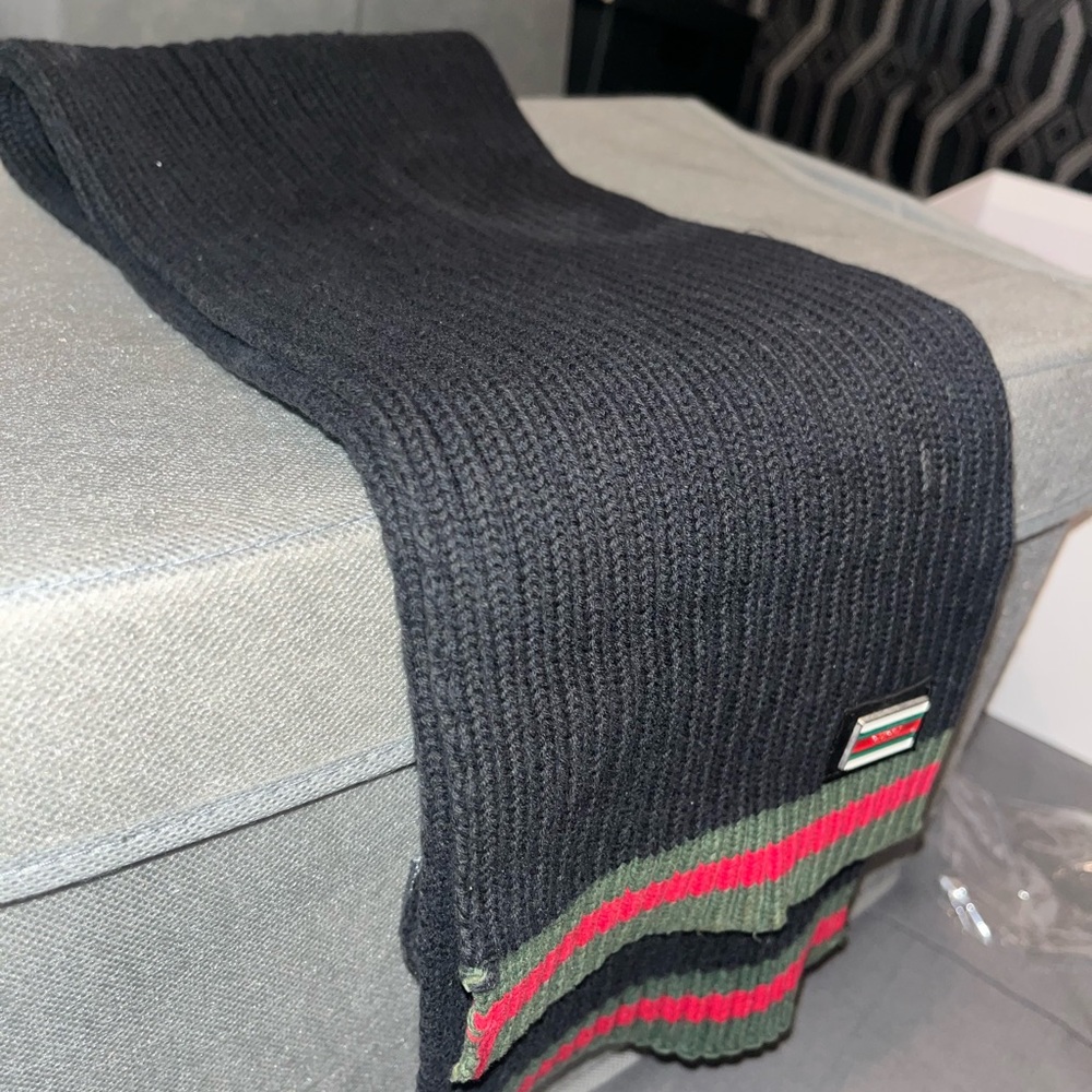 Gucci Black Scarf with Signature Red and Green Accents - Picture 3 of 3
